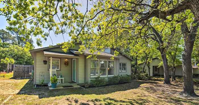 Others Oak Island Home w/ Fenced Yard, Walk to Long Beach