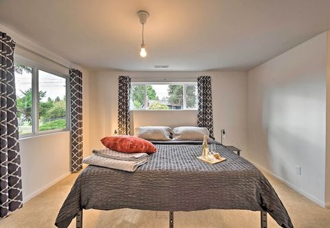 Others Bright Seattle Cottage w/ Private Backyard Access!