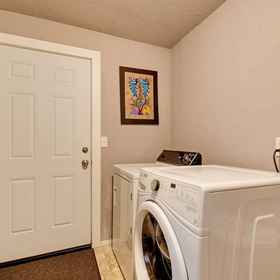 Interior 1 Cozy Ashford Home - 5 Mi to Rainier Nat'l Park!, Khách sạn Lewis County