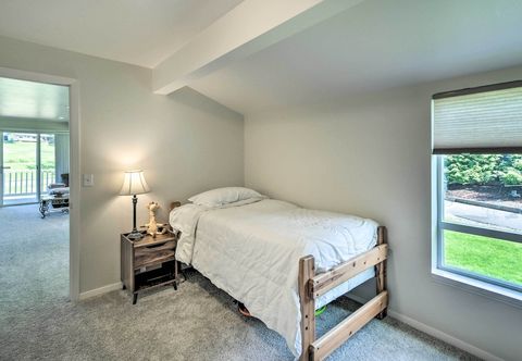 Others Spacious Family Home on Golf Course: Hike & Bike!