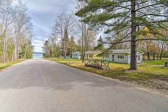 Lain-lain 4 Cabin Nestled by Lake Charlevoix: Pets are Welcome