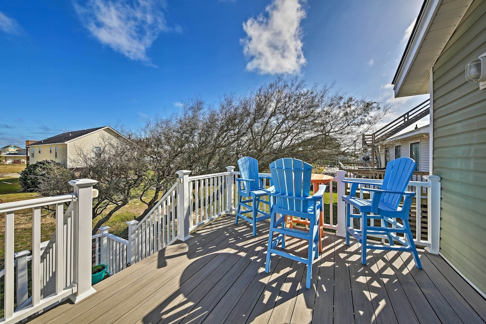 อื่นๆ Coastal Home W/deck, Outdoor Shower: Walk to Beach