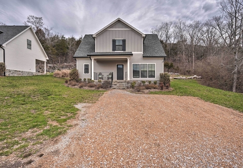 Lain-lain Wooded Escape w/ Beautiful Backyard + Mtn Views!