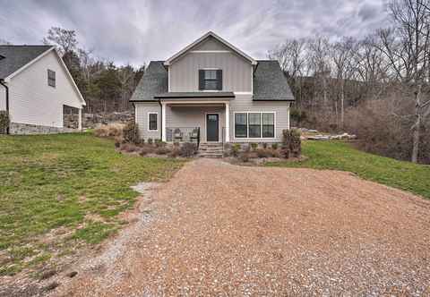 Khác Wooded Escape w/ Beautiful Backyard + Mtn Views!