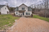 Lain-lain Wooded Escape w/ Beautiful Backyard + Mtn Views!