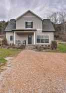 Imej utama Wooded Escape w/ Beautiful Backyard + Mtn Views!