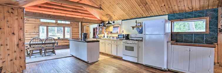 Lain-lain Rustic Saranac Lake Cabin w/ Deck: Pets Welcome!