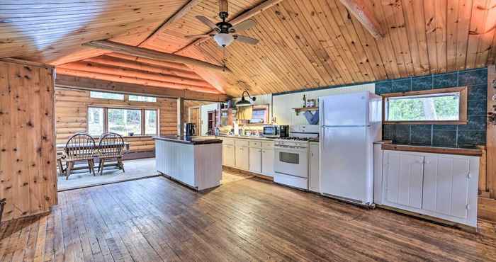 Lain-lain Rustic Saranac Lake Cabin w/ Deck: Pets Welcome!