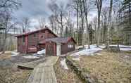 Lain-lain 6 Rustic Saranac Lake Cabin w/ Deck: Pets Welcome!