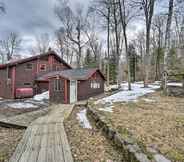 Lainnya 6 Rustic Saranac Lake Cabin w/ Deck: Pets Welcome!