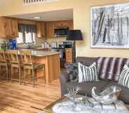 Others 2 Cozy White Mtn Hideaway ~ 4 Mi to Hiking & Skiing!