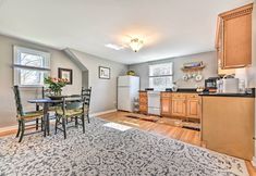 Others 5 Trolley Apt Upper: Steps to Village Trail & Canal!