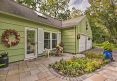 Others 6 Trolley Apt Upper: Steps to Village Trail & Canal!