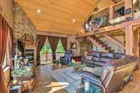 Lainnya Spacious Fish Haven Cabin w/ Game Room + Deck!