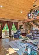 Imej utama Spacious Fish Haven Cabin w/ Game Room + Deck!