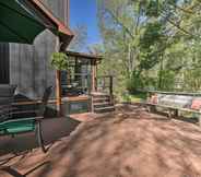 Others 7 Sawyer Retreat w/ Fire Pit < 2 Mi to Beaches!