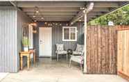 อื่นๆ 3 Adorable Studio Cottage: Walkable to Town!