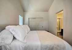 Others 6 Close to Parks & Brews: Sunny Grants Pass Apt!