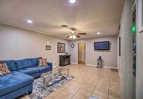 Others Houston Vacation Rental w/ Private Yard!