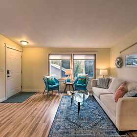 Interior1Cute Cottage w/ Deck Walk 115 Ft to Brewery & Cafe,基萨普纪念州立公园飯店