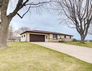 Others 2 Bright Algoma Home 1 Mi to Lake Michigan!