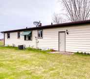 Others 4 Bright Algoma Home 1 Mi to Lake Michigan!