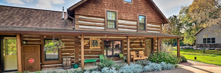 Lainnya Spacious Log Cabin on the Wolf River w/ Fireplace!