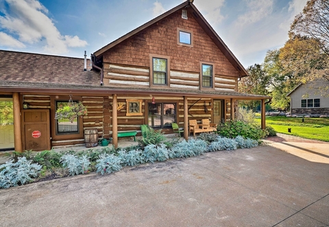 Lainnya Spacious Log Cabin on the Wolf River w/ Fireplace!