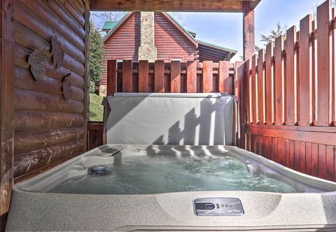 Others 3 Mi to Dollywood: Hot Tub Hideaway in Smoky Mtns