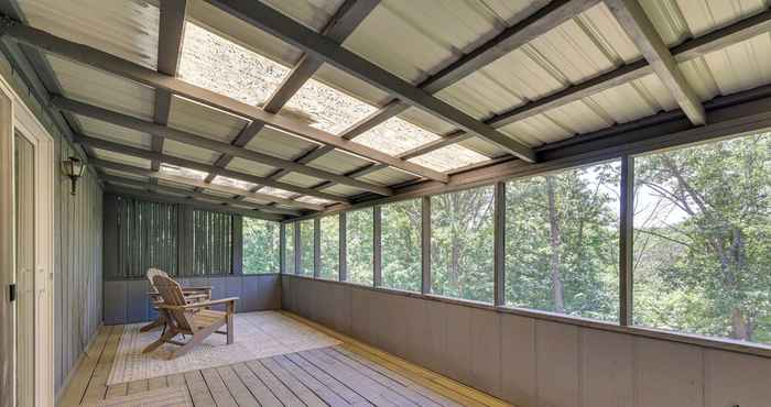 Others Rogers Home w/ Screened Deck, 2 Mi to Lake!