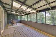 Others Rogers Home w/ Screened Deck, 2 Mi to Lake!