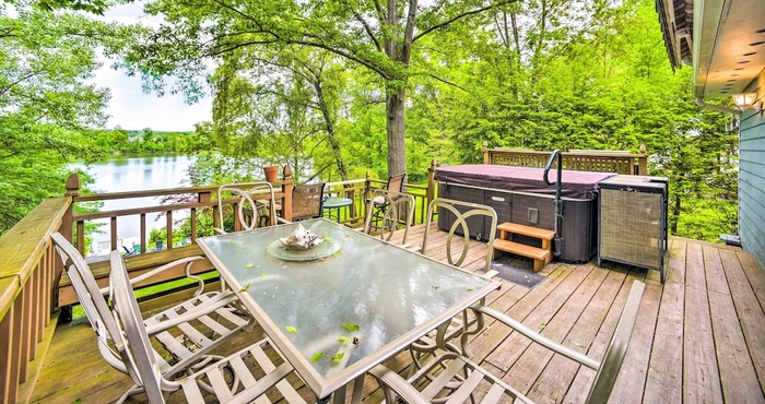 Others Cozy Retreat w/ Hot Tub, on Sleepy Hollow Lake!