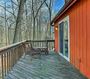 Khác 5 Cozy Poconos Vacation Rental w/ Deck & Yard!