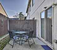 Lainnya 7 Relaxing Townhome w/ Patio: 25 Miles to Portland!