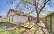 Lainnya 4 Barling Vacation Rental: Fenced-in Yard w/ Hot Tub