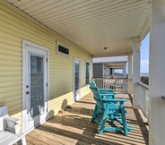 Others 2 Beachfront Retreat With 2 Decks, Patio & Views!