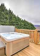 Imej utama Serene Canton Escape w/ Hot Tub & Mtn Views!