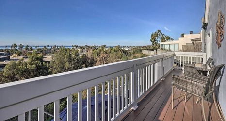 Others 2 Picturesque Ventura Retreat: Steps to Shore!