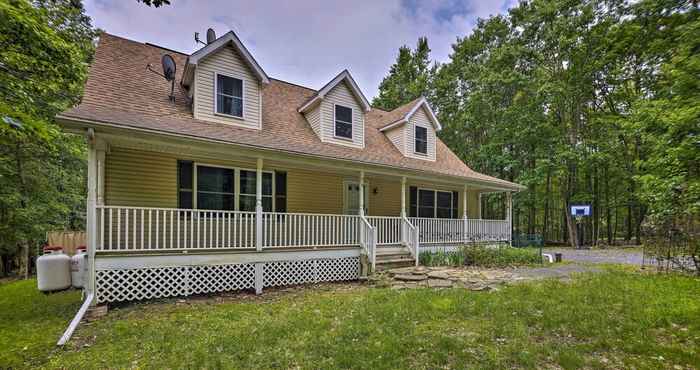 Lain-lain Poconos Family Retreat w/ Private Hot Tub!