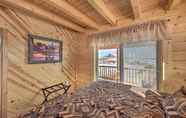 อื่นๆ 4 Peaceful Cabin w/ Panoramic Mtn Views & Hot Tub!