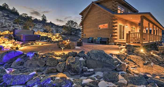 อื่นๆ Peaceful Cabin w/ Panoramic Mtn Views & Hot Tub!