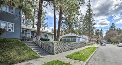 อื่นๆ 2 Centrally Located South Hill Apartment w/ Smart TV