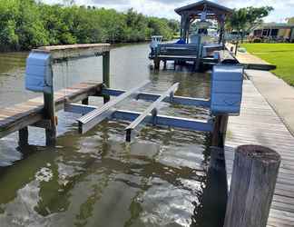 อื่นๆ 2 Merritt Island Home w/ Boat Dock on Canal Front!