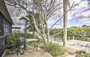 อื่นๆ 7 Merritt Island Home w/ Boat Dock on Canal Front!