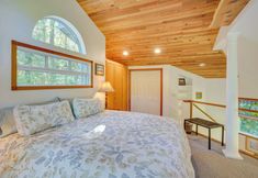 その他 7 Enchanting Escape w/ Hot Tub, Decks & Views!