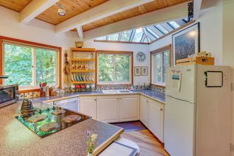 その他 4 Enchanting Escape w/ Hot Tub, Decks & Views!