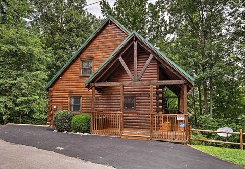 其他 Pigeon Forge Cabin w/ Hot Tub, Grill & Pool Table!