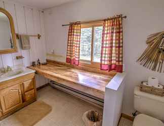 Lainnya 2 Trout Lake Ranch Cottage: 10 Acres w/ Beach Access