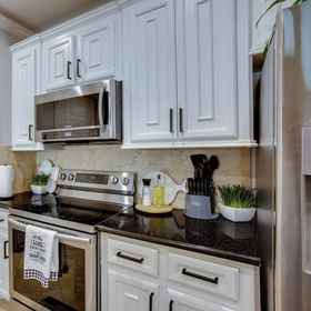 Interior1康羅湖濱水家園:露台和共享泳池!,Resort Attractions, Inc.飯店