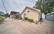 Lain-lain 3 Sunny, Modern Waterfront Cottage w/ Grill in Erie!